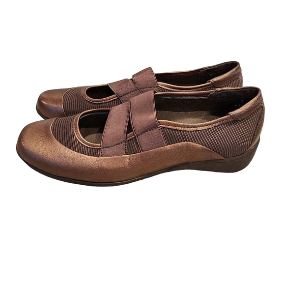 Munro American Bronze Mary Jane Slip-on Shoes, Made in USA, Size 7 - Picture 3 of 13